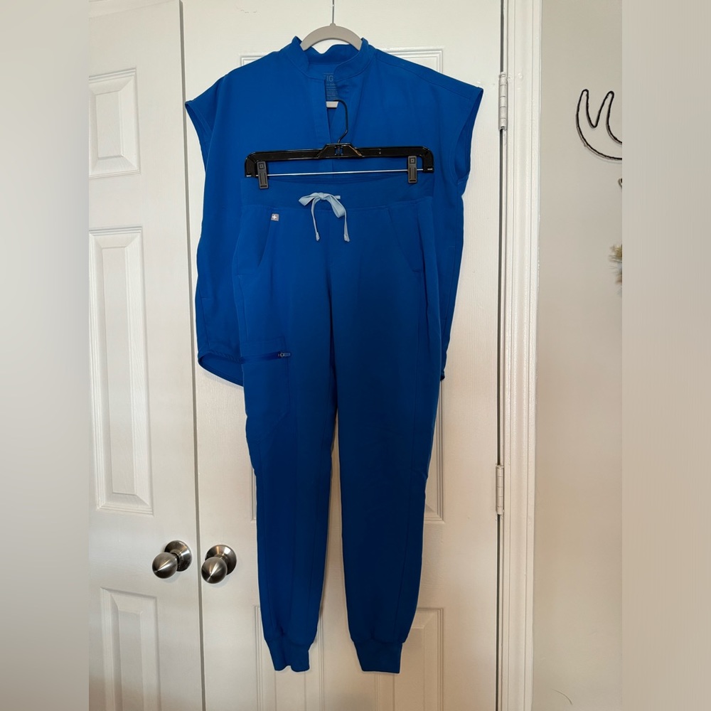Figs ROYAL BLUE scrub set. Size XS. Like new. 💙